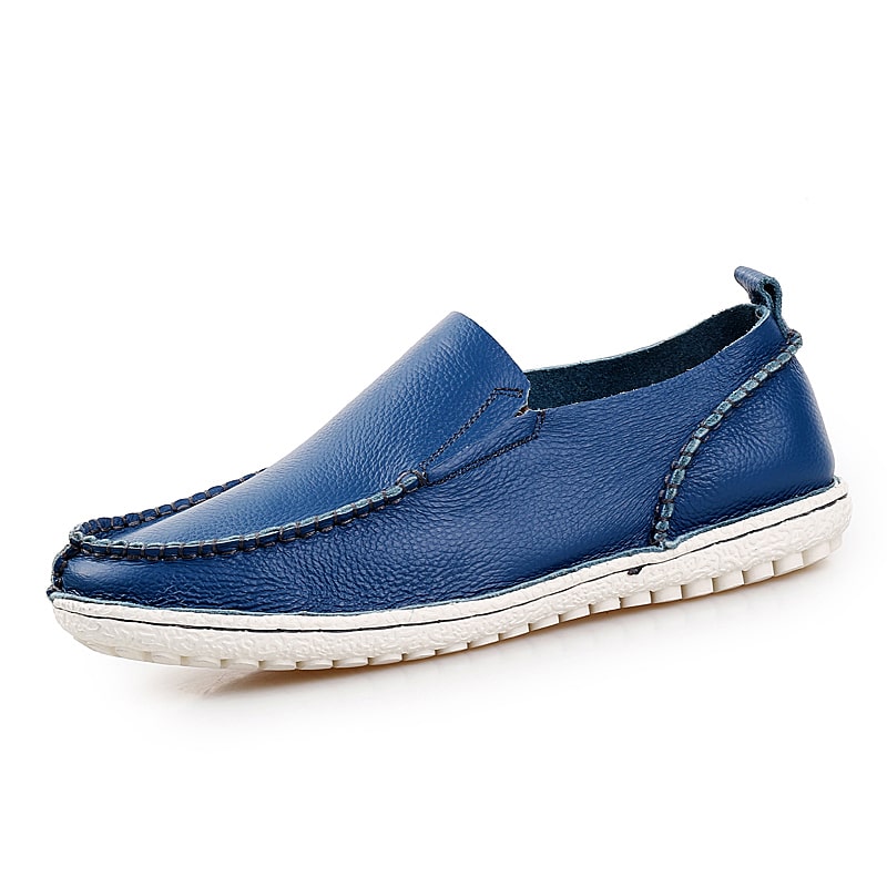 mocassino in pelle blu e bianco su sfondo bianco