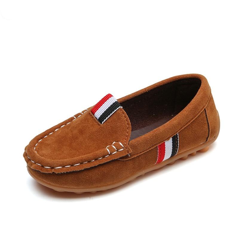 Mocassino in pelle scamosciata marrone con linguetta con bandiera francese su sfondo bianco