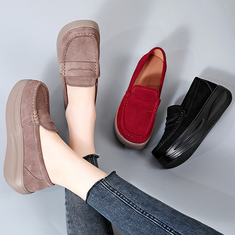 Paio di mocassini con plateau ortopedico in pelle scamosciata beige con accanto un mocassino rosso e uno nero