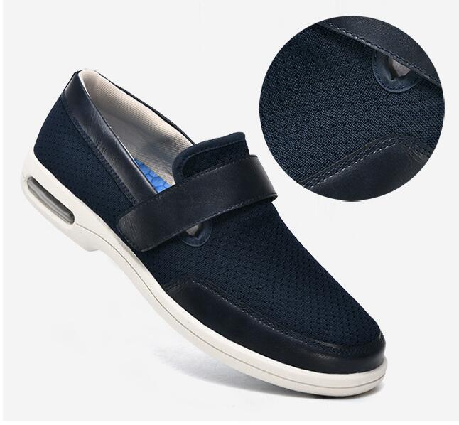 Mocassino ortopedico nero con chiusura in velcro, profilo su sfondo bianco