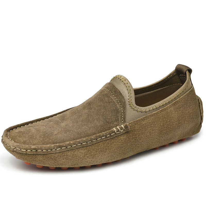 Un mocassino in pelle scamosciata color cammello con una suola picot e un cerchio che mostra la suola piegata.