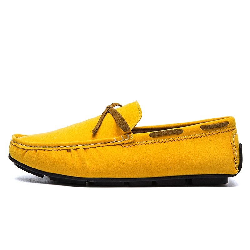 Mocassino da barca giallo su sfondo bianco