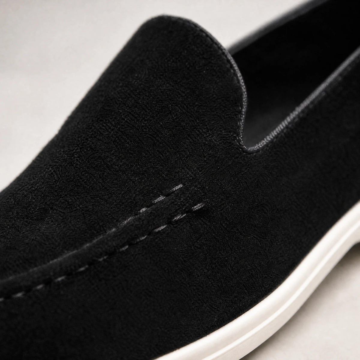 Mocassini slip-on uomo con suola bianca minimal, colore nero