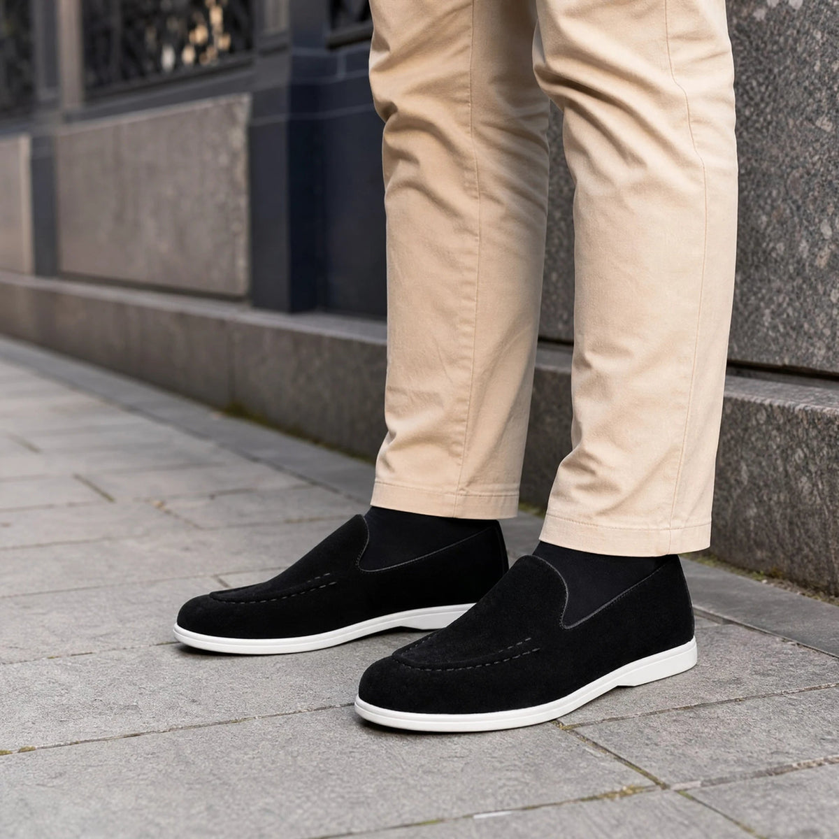 Mocassini slip-on uomo con suola bianca minimal, colore beige