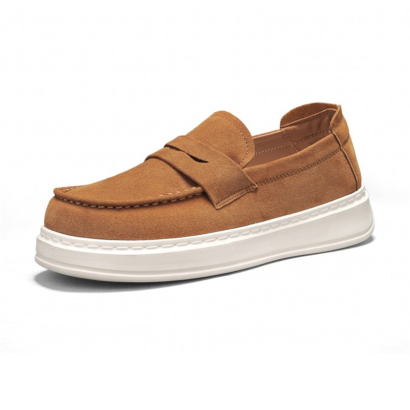 Mocassini taupe indossati con jeans