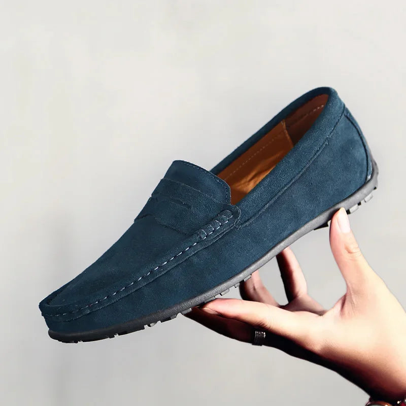 Mocassini blu in camoscio indossati