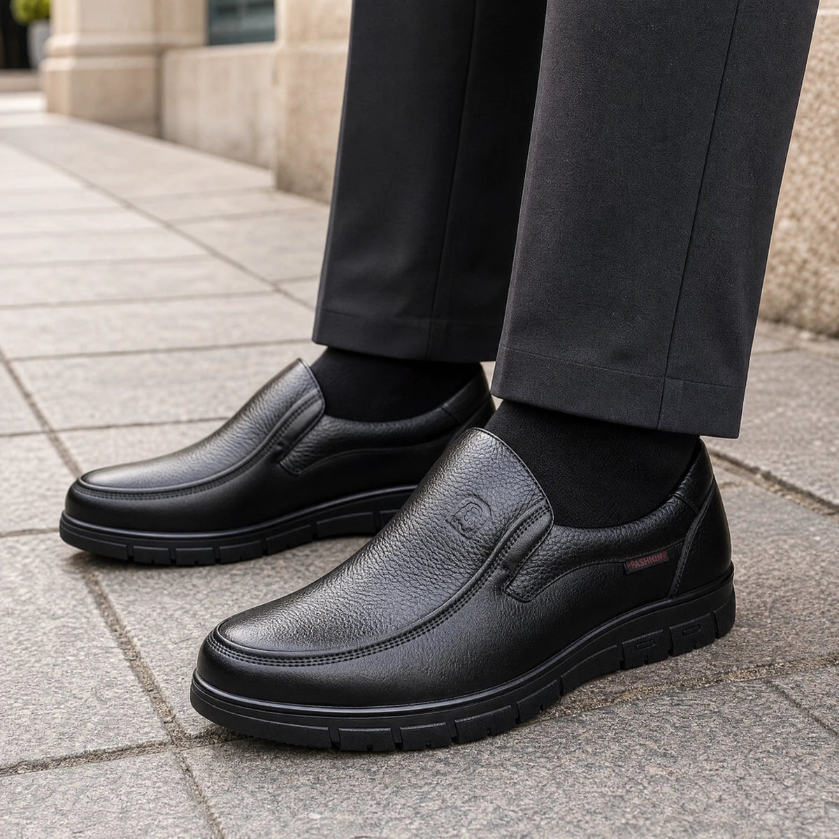 Mocassino nero a texture granulata, vista dall'alto
