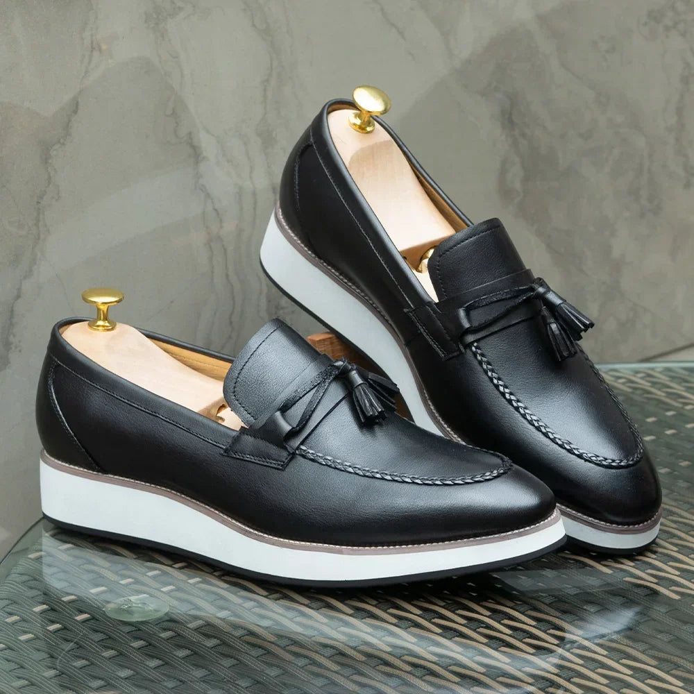 Mocassini uomo marroni con nappine e suola bianca