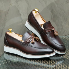 Mocassini uomo con suola bianca e nappine, marrone o nero, Marrone