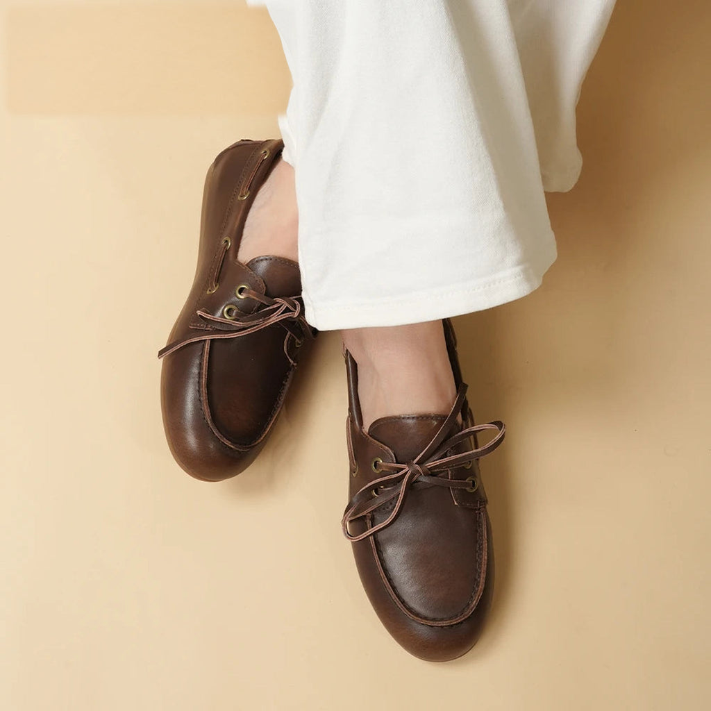 Mocassino stile barca donna con lacci in pelle marrone, vista laterale