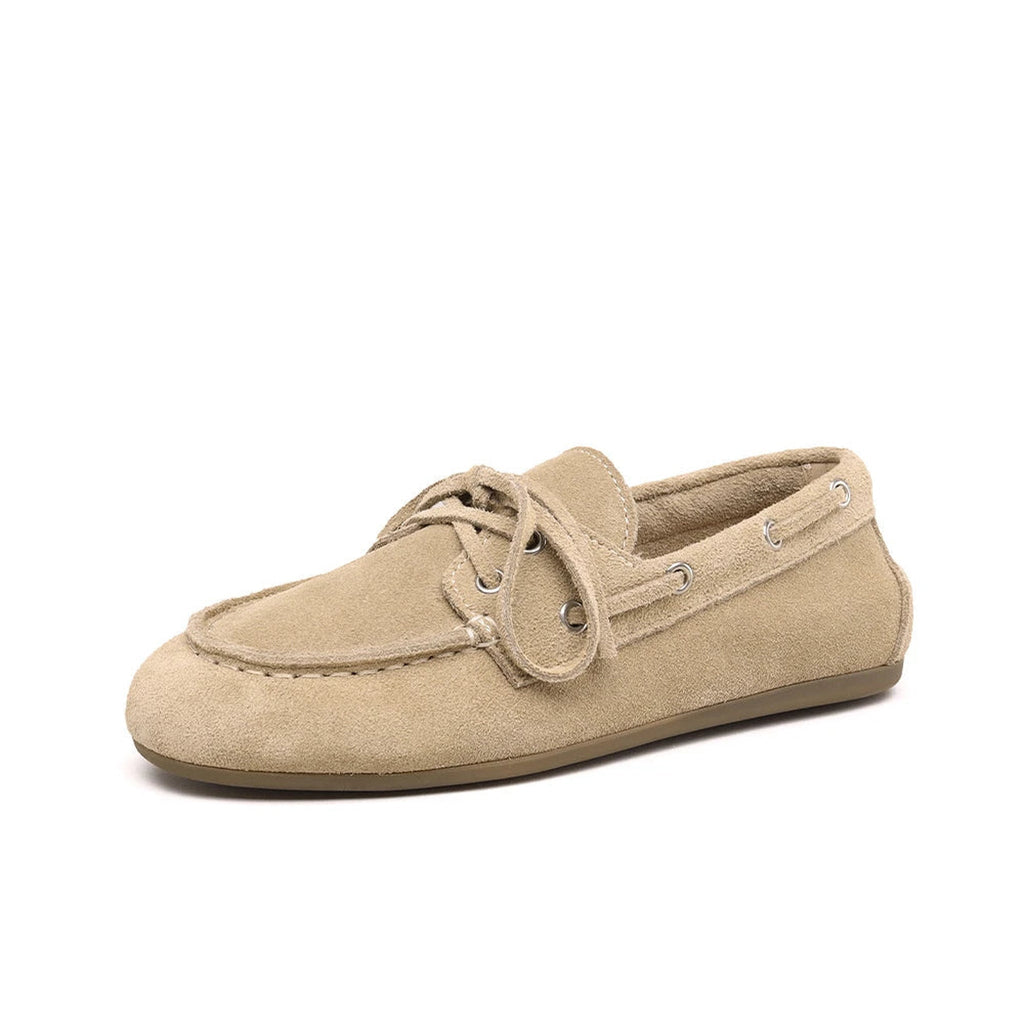 Mocassino in pelle beige indossato, look casual-chic