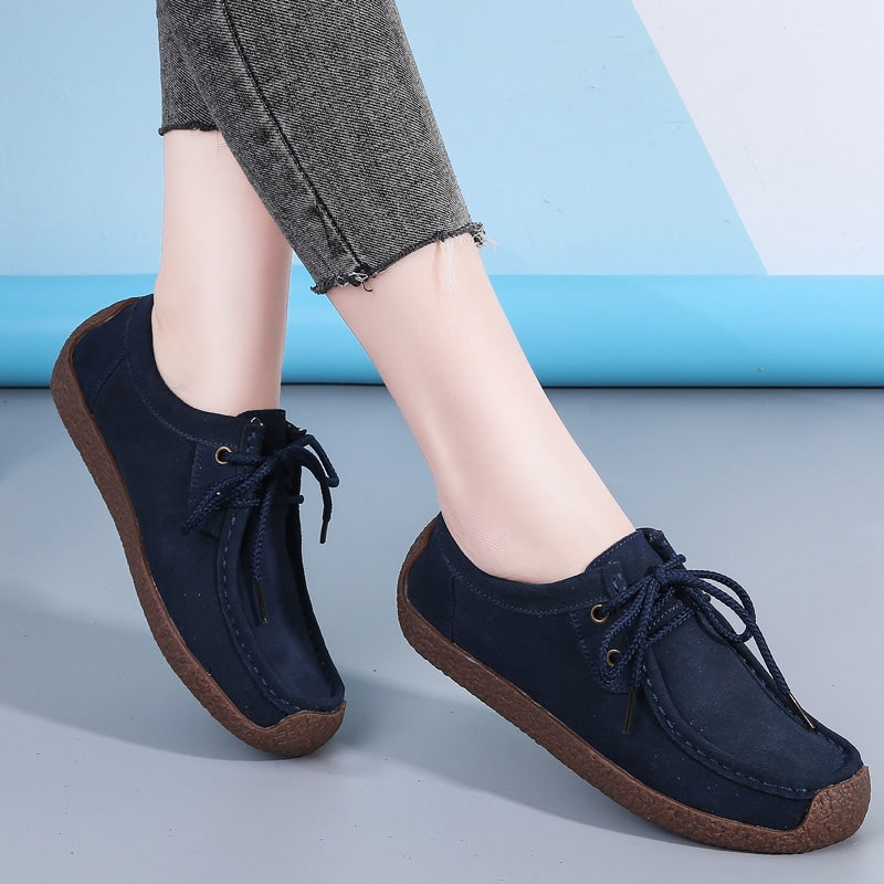 mocassino blu con lacci indossato da una donna