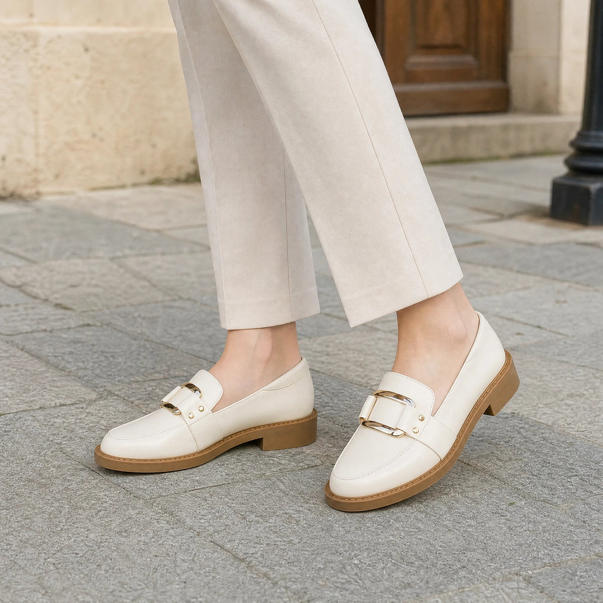 Mocassino donna beige, dettaglio della fibbia dorata