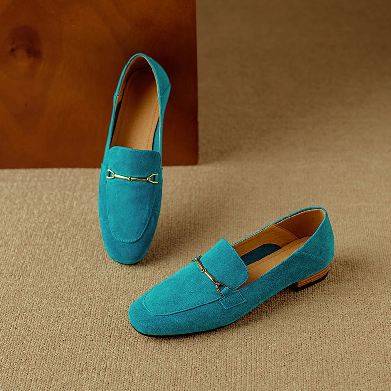 Mocassino donna in pelle indossato con look quotidiano