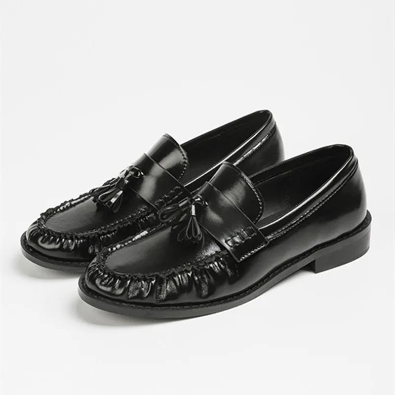 Mocassino bordeaux indossato, look quotidiano