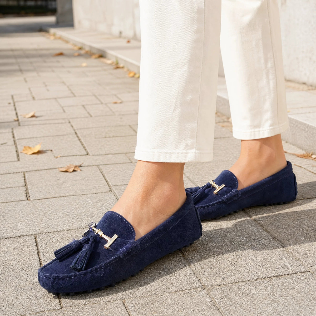 Mocassino donna con nappine e ornamento dorato, colore cammello
