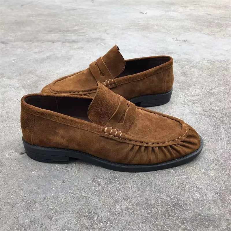 Mocassino donna cioccolato con cuciture pieghettate, vista di tre quarti