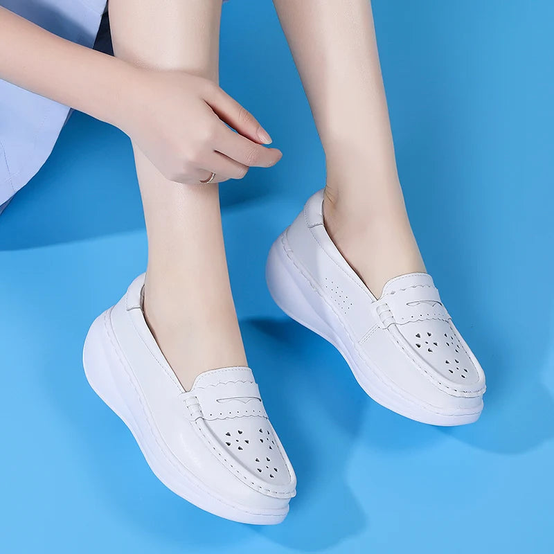 Mocassino bianco con tacco rosa in pelle traforata