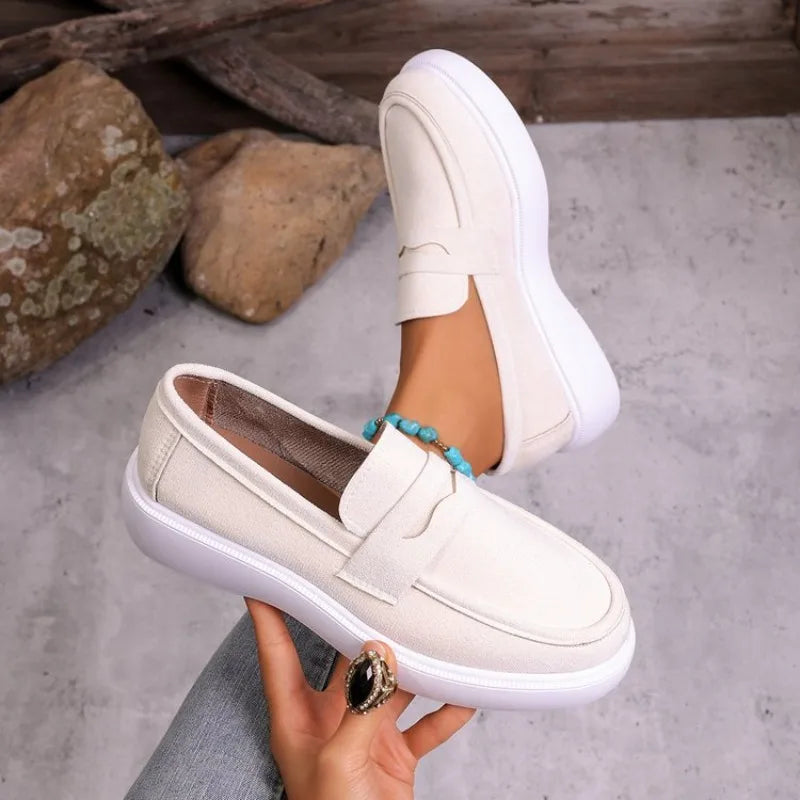 Mocassino beige con fascia sulla tomaia, vista di tre quarti