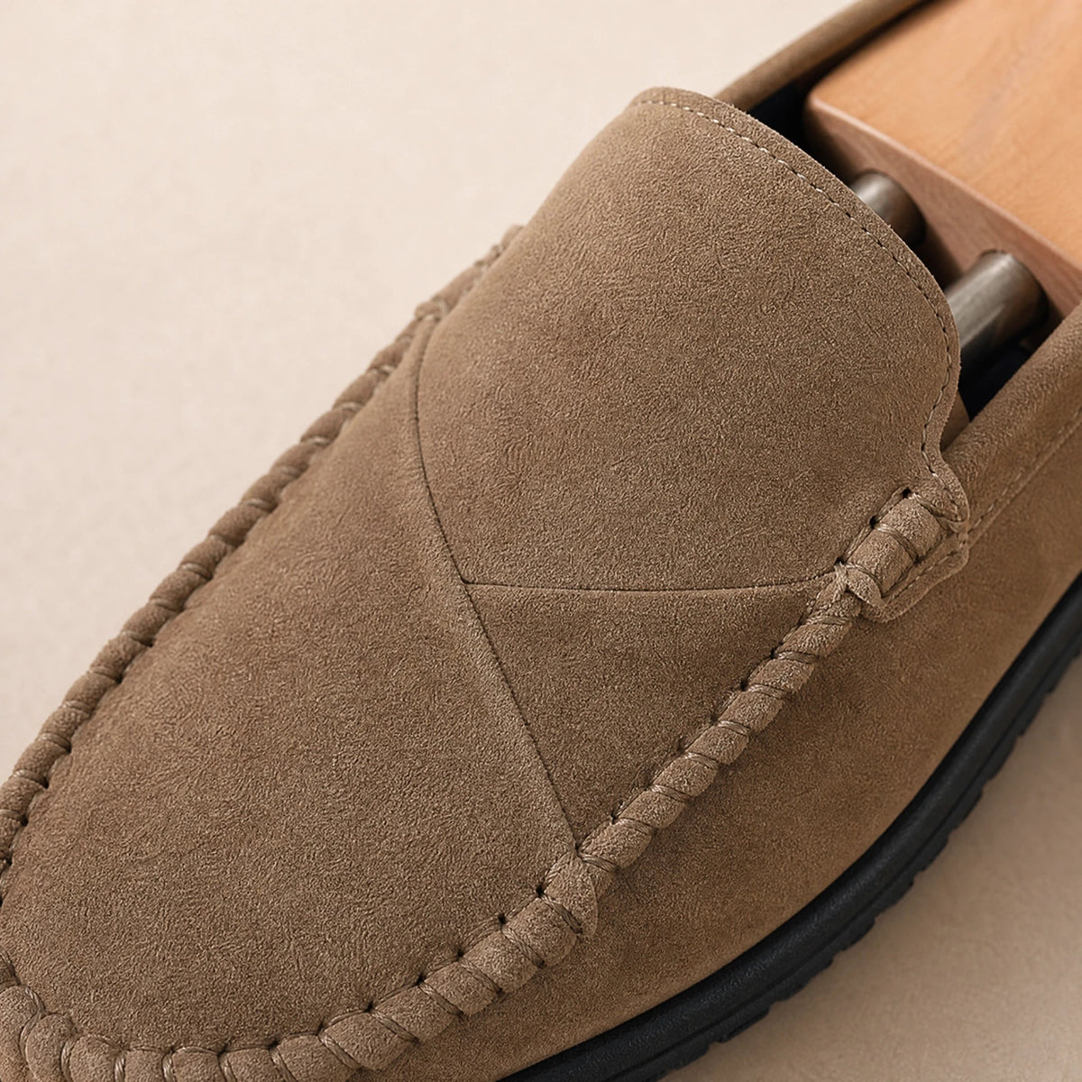 Mocassino effetto camoscio uomo slip-on con cuciture a vista, colore kaki Immagine