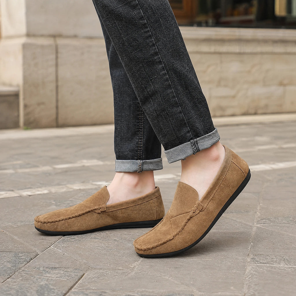 Mocassino effetto camoscio uomo slip-on con cuciture a vista, colore cammello