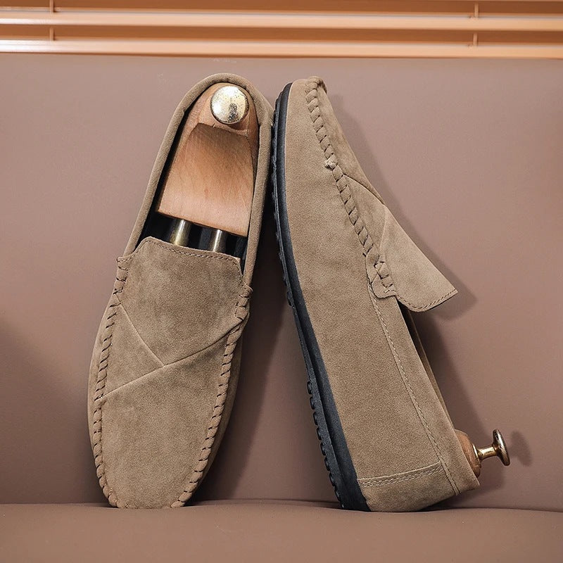 Mocassino effetto camoscio uomo slip-on con cuciture a vista, colore nero