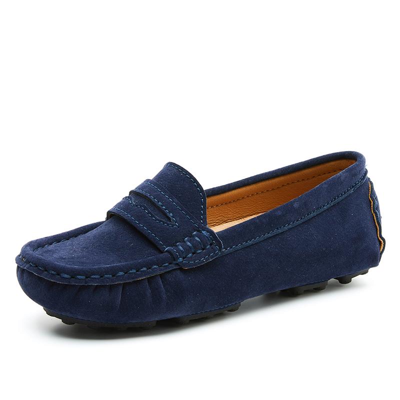 Mocassino in pelle scamosciata blu scuro con suola nera su sfondo bianco