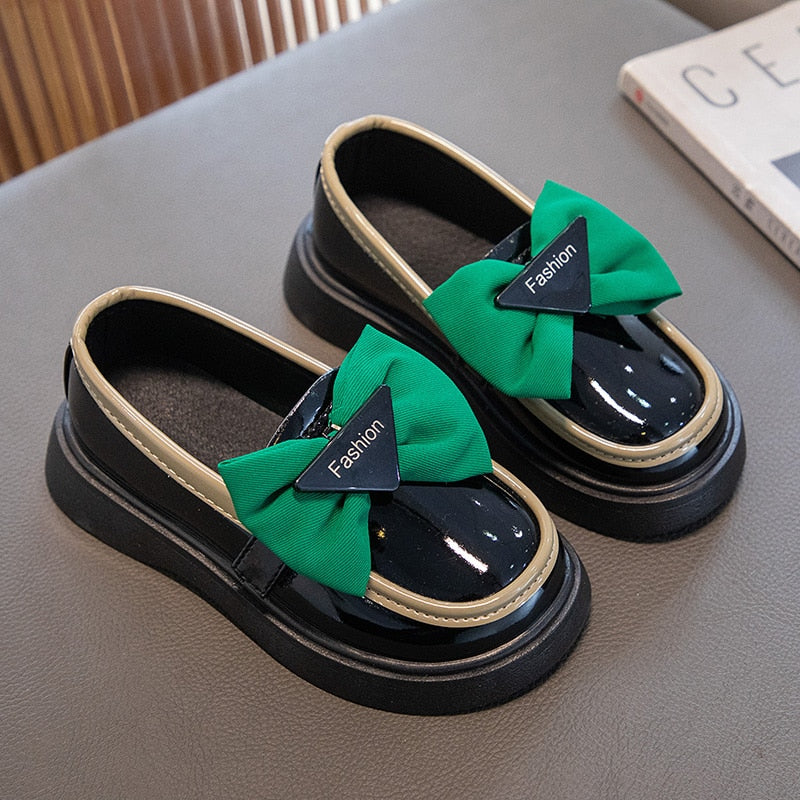 mocassino in pelle nera in stile britannico per le ragazze