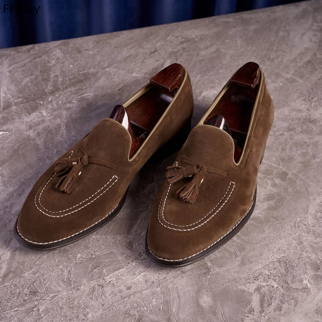 Mocassino con nappe in camoscio marrone visto di lato