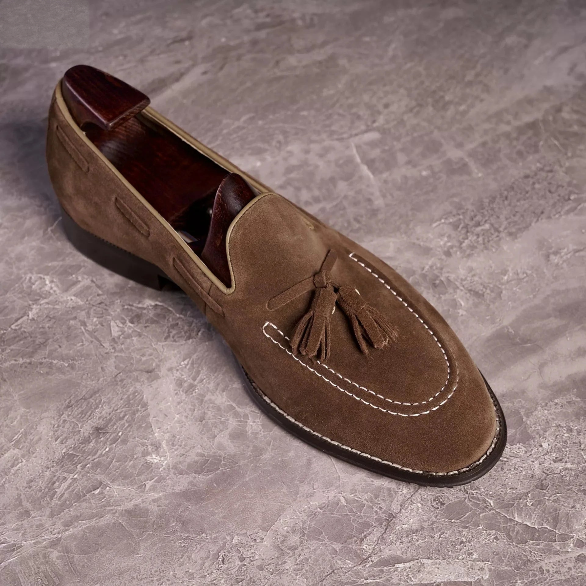 Coppia di mocassini con nappe in camoscio marrone