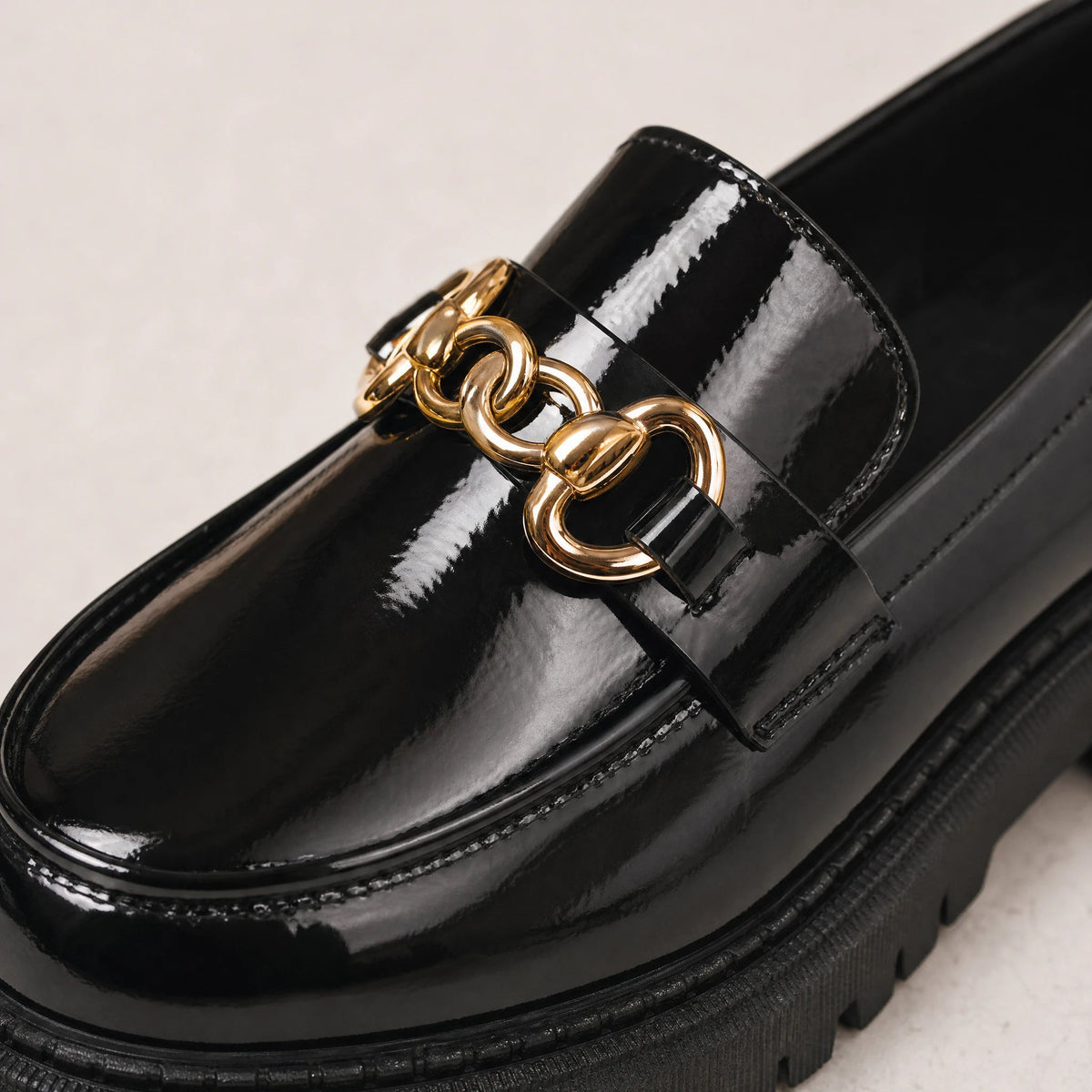 Mocassino con plateau nero con catenella dorata da donna - nero opaco