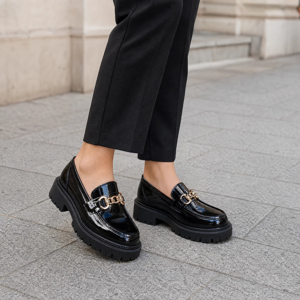 Mocassino con plateau nero con catenella dorata da donna - dettaglio 3