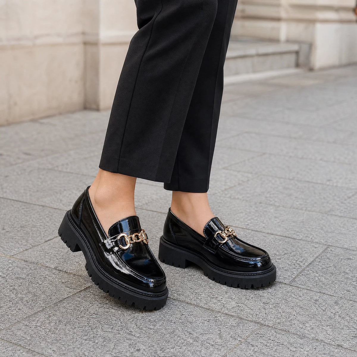 Mocassino con plateau nero con catenella dorata da donna - dettaglio 3