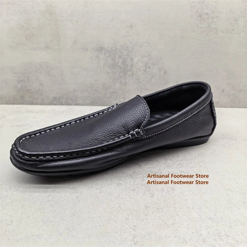 Mocassino nero con cuciture bianche indossato