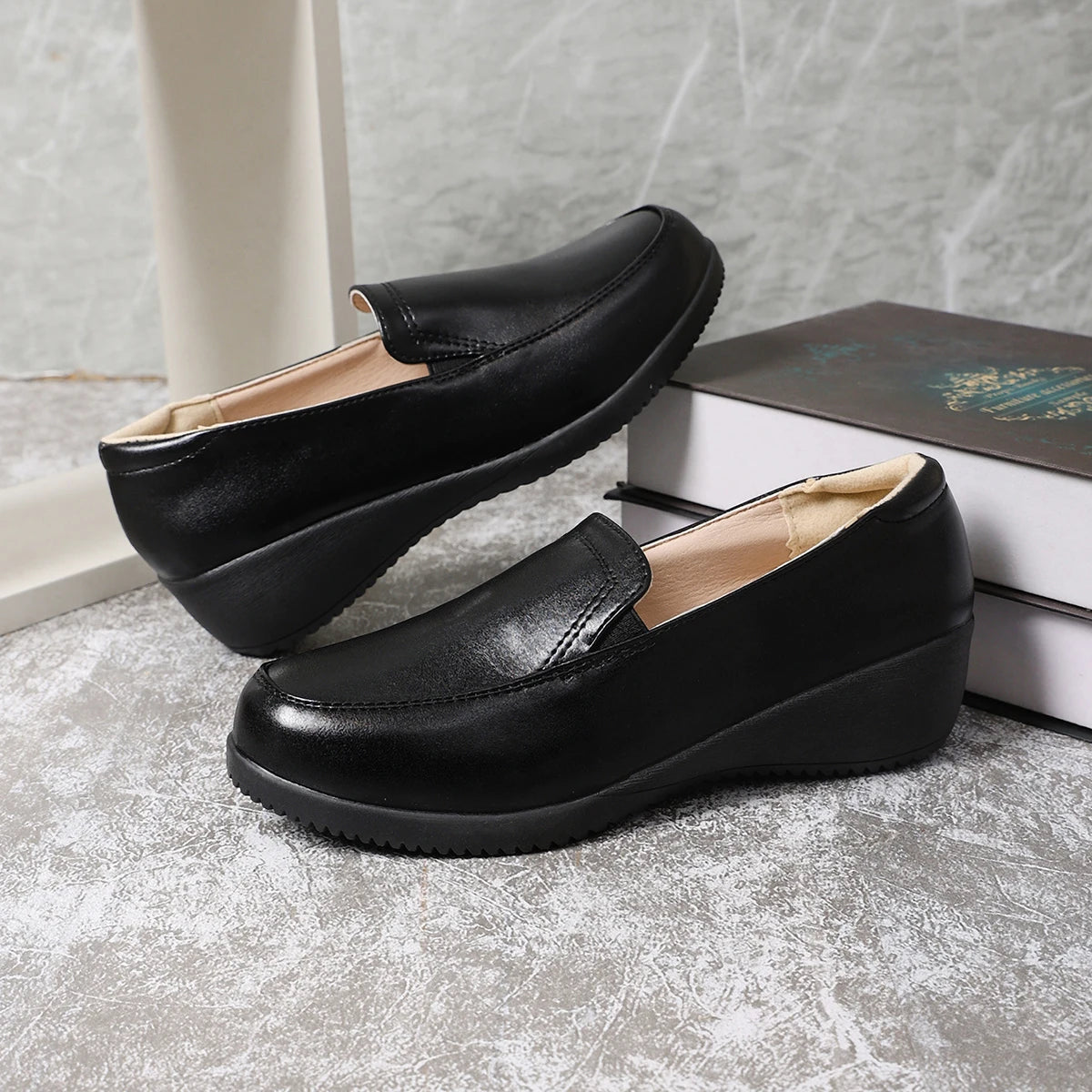 Mocassino nero da donna slip-on, vista dall'alto