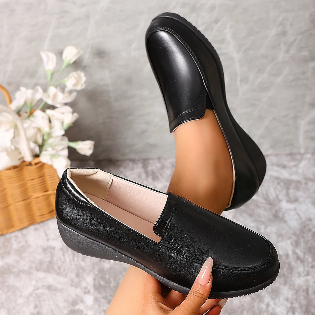 Mocassino nero con zeppa indossato