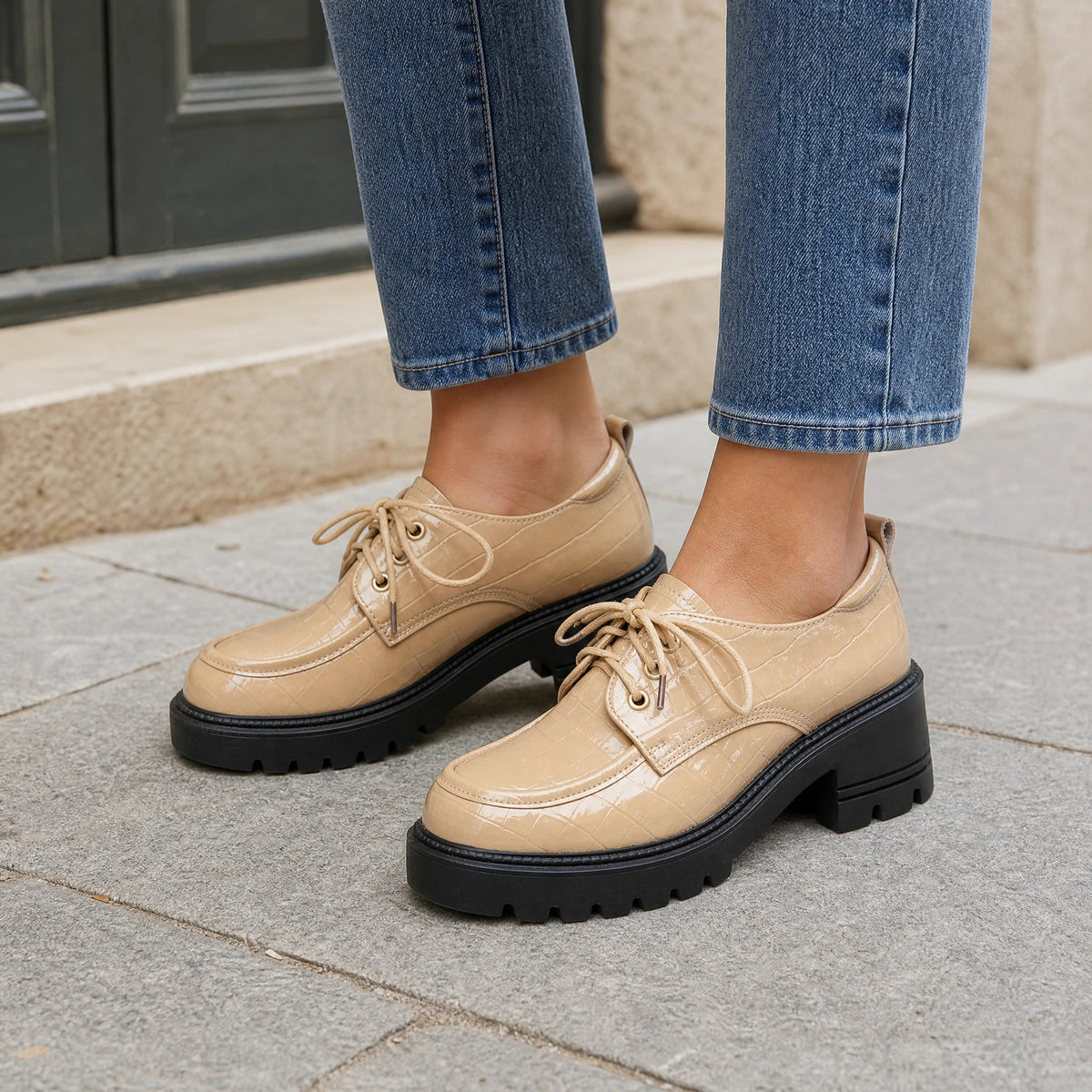 Mocassino in pelle con tacco donna effetto coccodrillo beige - foto 3