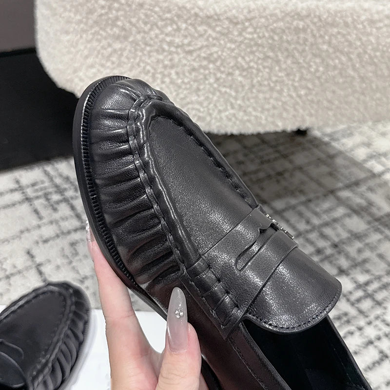 Mocassino cioccolato indossato, look chic