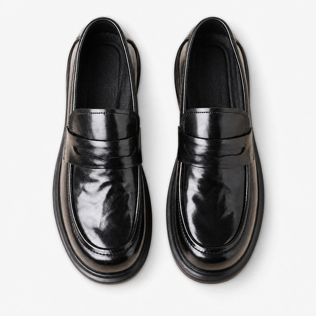 Mocassini uomo con suola spessa in pelle e design penny, sfondo neutro