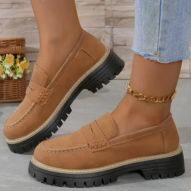 Mocassino con plateau da donna color cammello, vista laterale