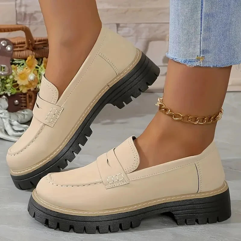 Mocassino con plateau beige, vista di tre quarti