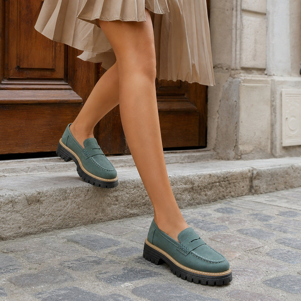 Mocassino platform donna indossato, look casual