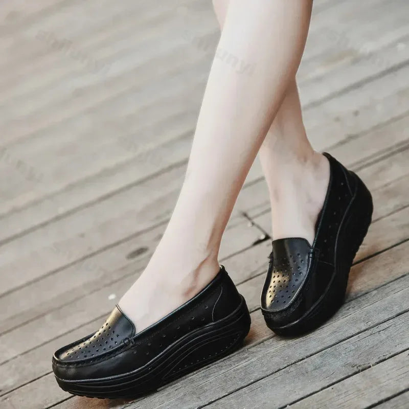 Mocassino con plateau traforato e suola spessa da donna - bianco