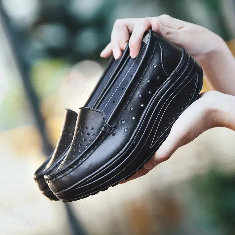 Mocassino con plateau traforato e suola spessa da donna - nero