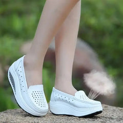 Mocassino con plateau traforato e suola spessa, Bianco