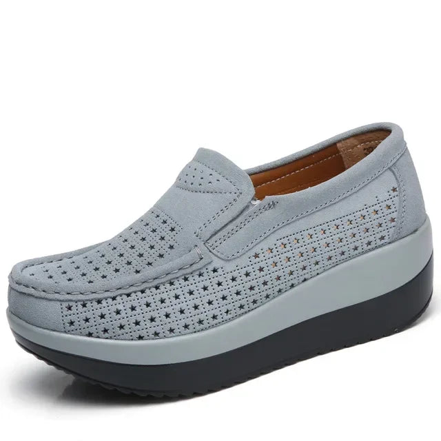 Mocassino con plateau traforato in camoscio da donna - grigio
