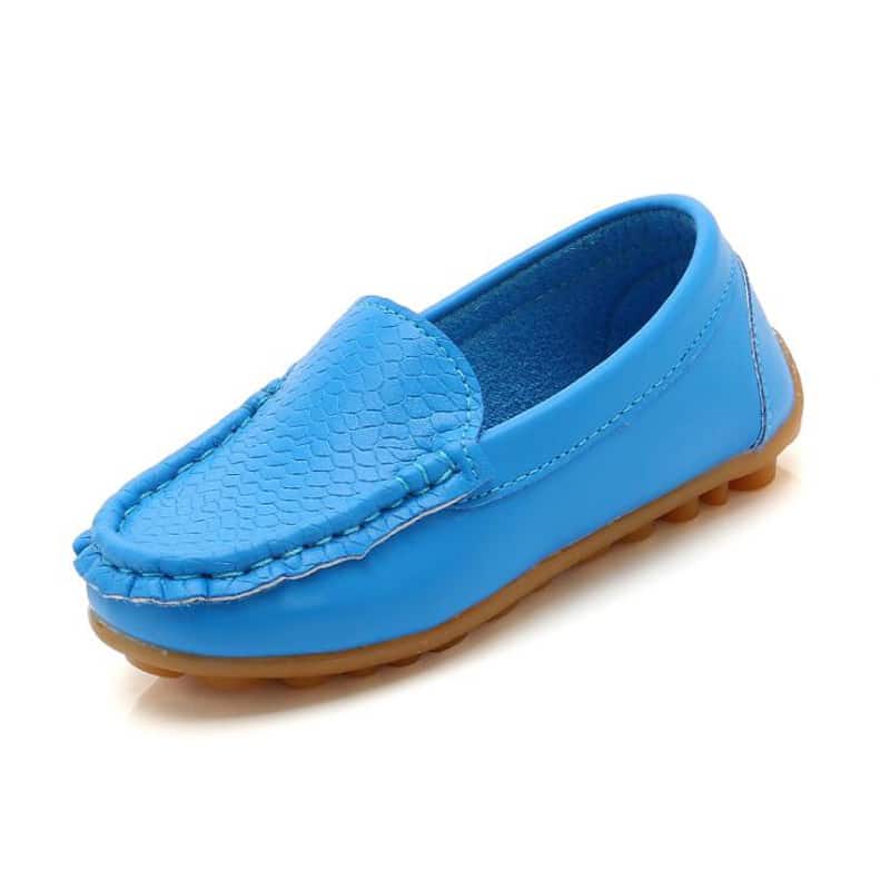 mocassino blu per ragazze in ecopelle su sfondo bianco