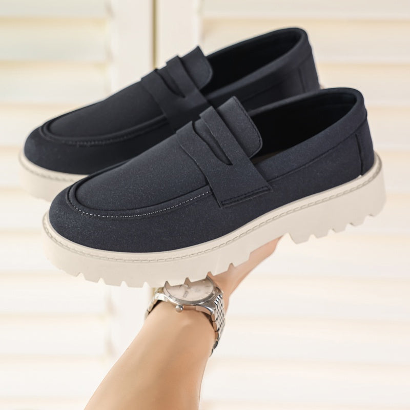 Mocassino blu navy slip-on, vista laterale ravvicinata