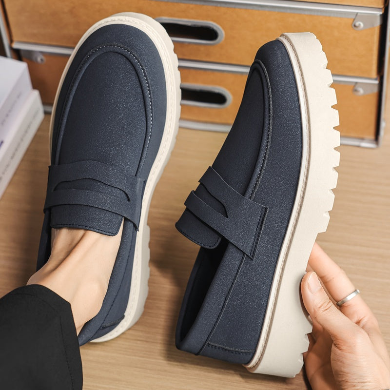 Mocassino cammello indossato con chino chiaro