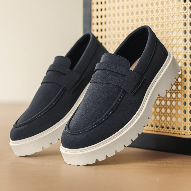 Mocassino blu navy indossato con jeans